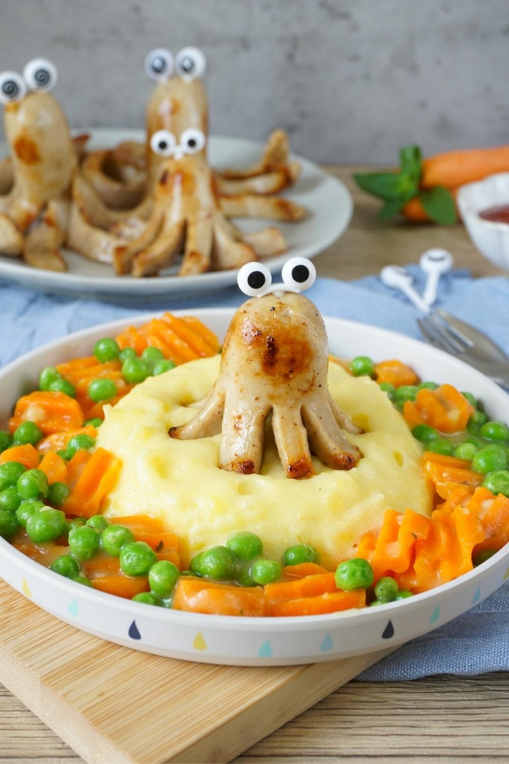 Bratwurst-Krake mit Kartoffelbrei und Mischgemüse Bratwurst-Krake mit Kartoffelbrei und Mischgemüse