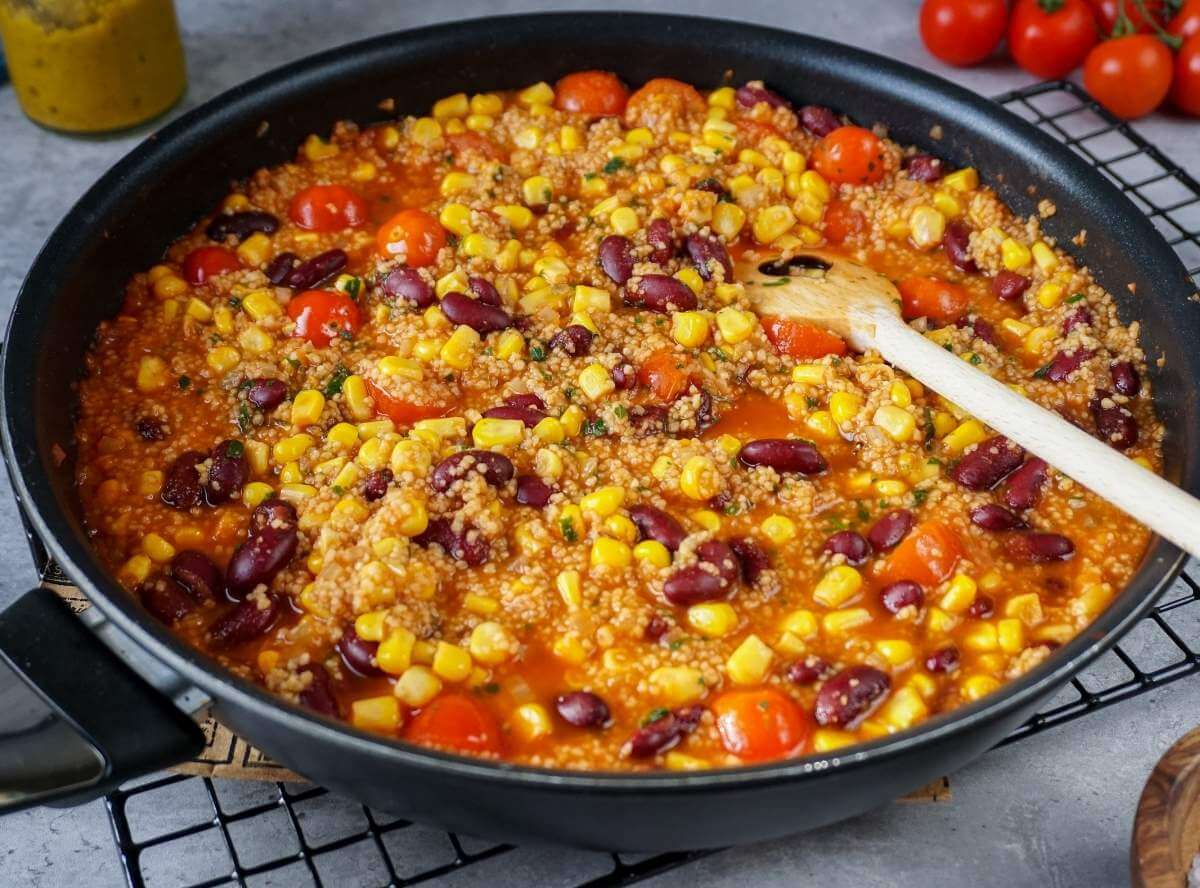 Couscous-Pfanne mit Tomaten und Kidneybohnen