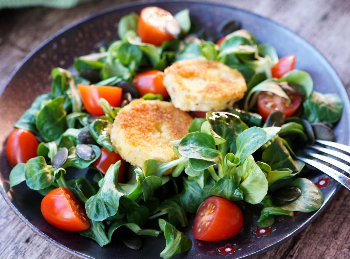 Feldsalat mit gebratenem Ziegenkäse