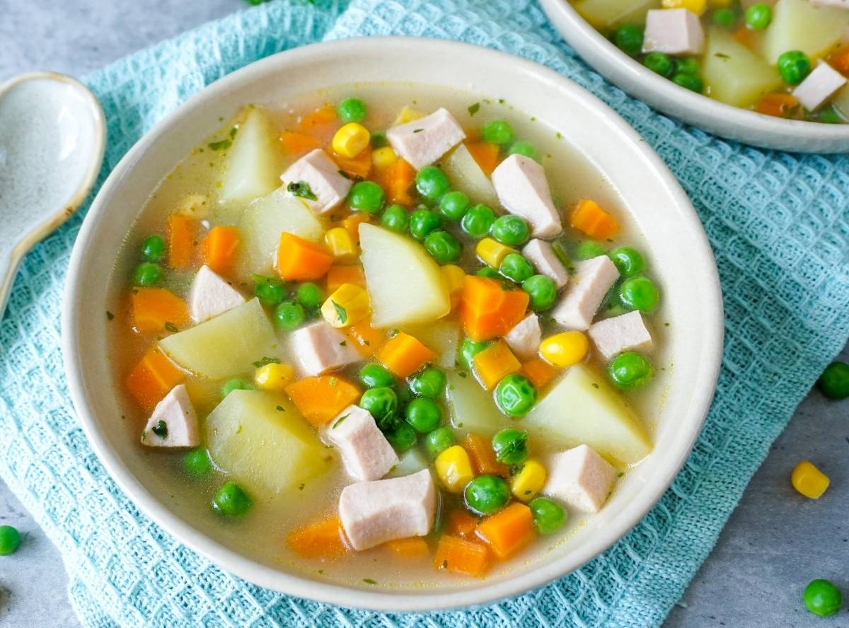 Bunter Gemüseeintopf mit Kartoffeln und Fleischwurst