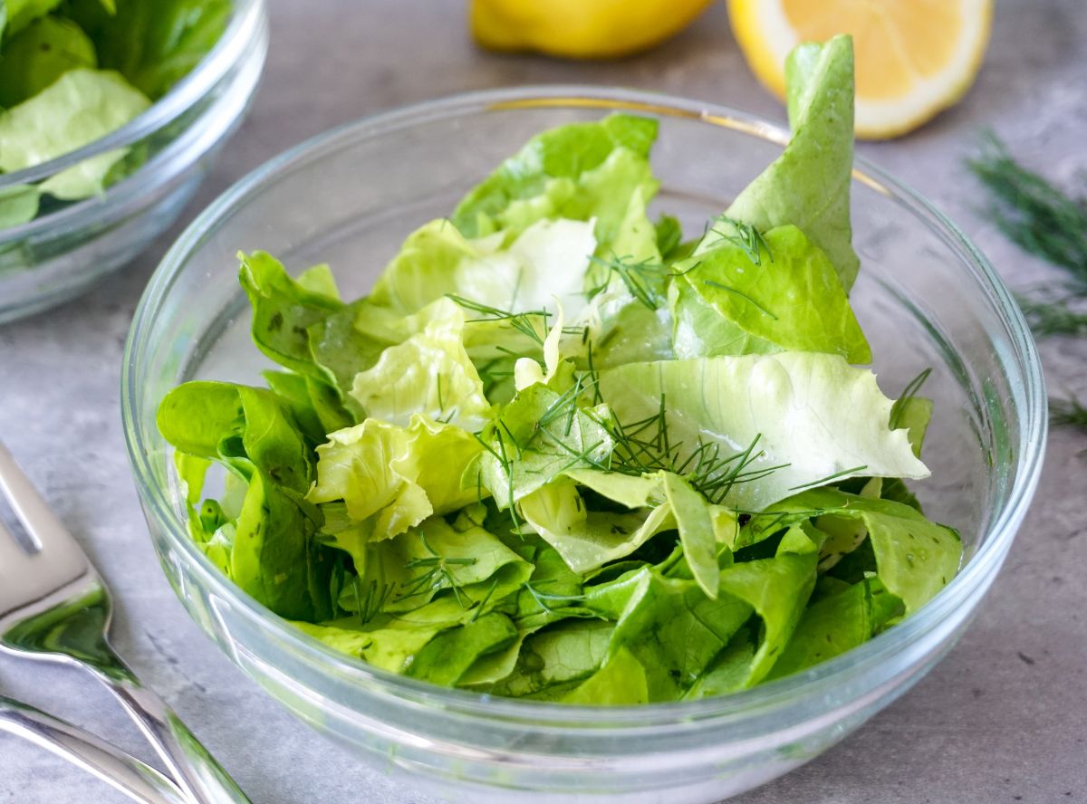 Grüner Salat mit einfachem Dressing