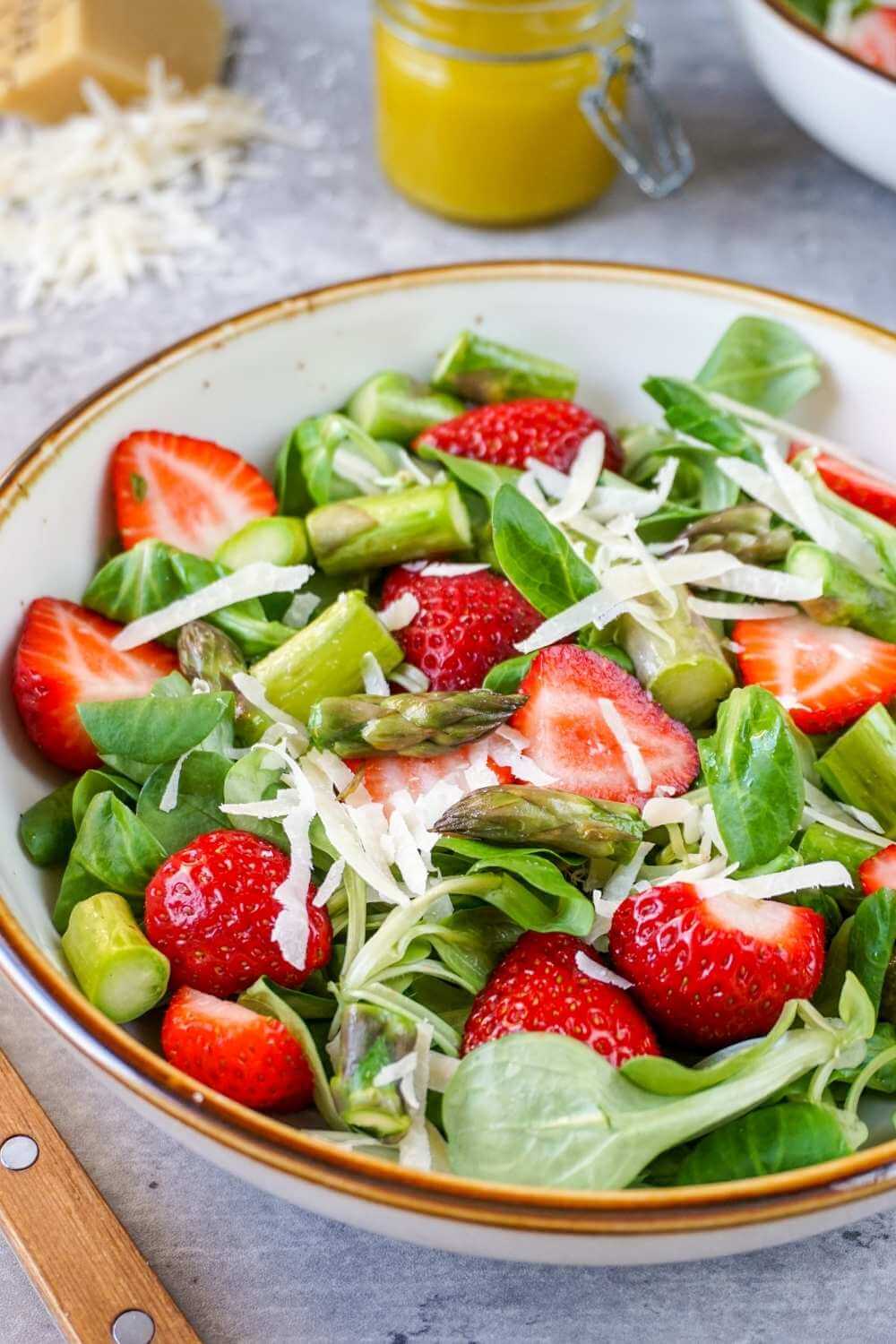 Spargel-Erdbeer-Salat – erfrischend einfaches Rezept