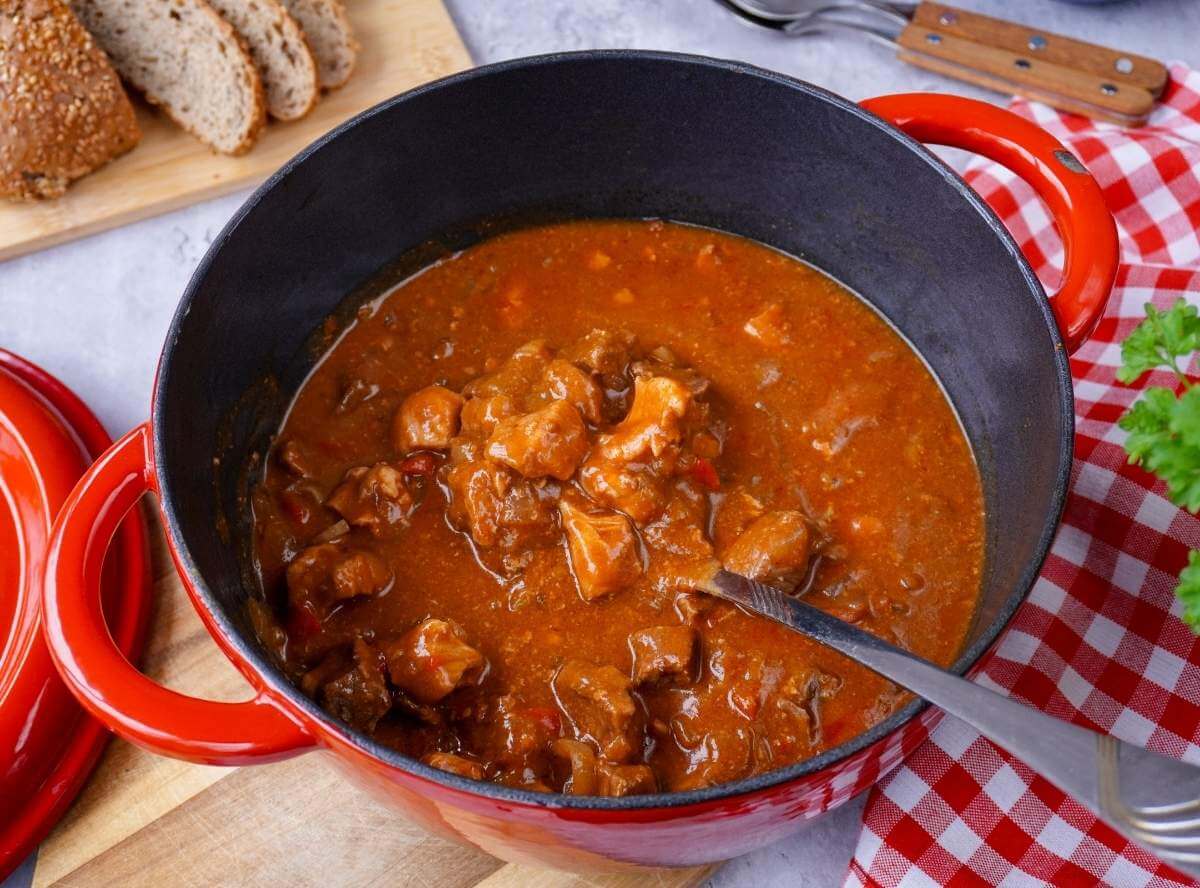 Gulasch im Backofen ohne Anbraten