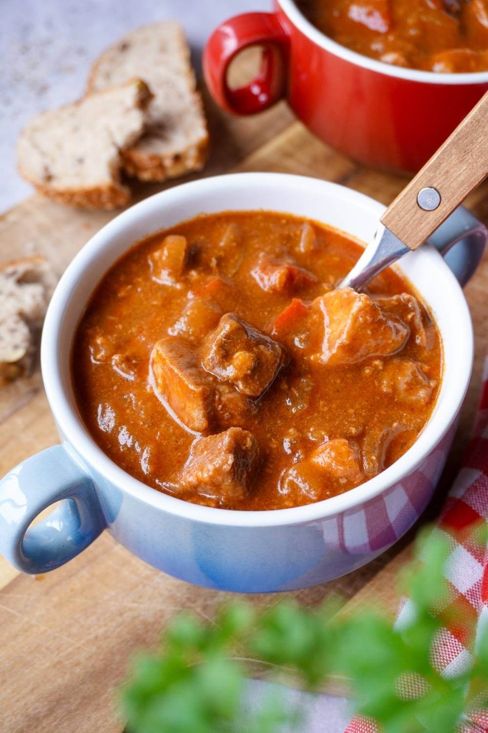 Gulasch mit Paprika und Sauce