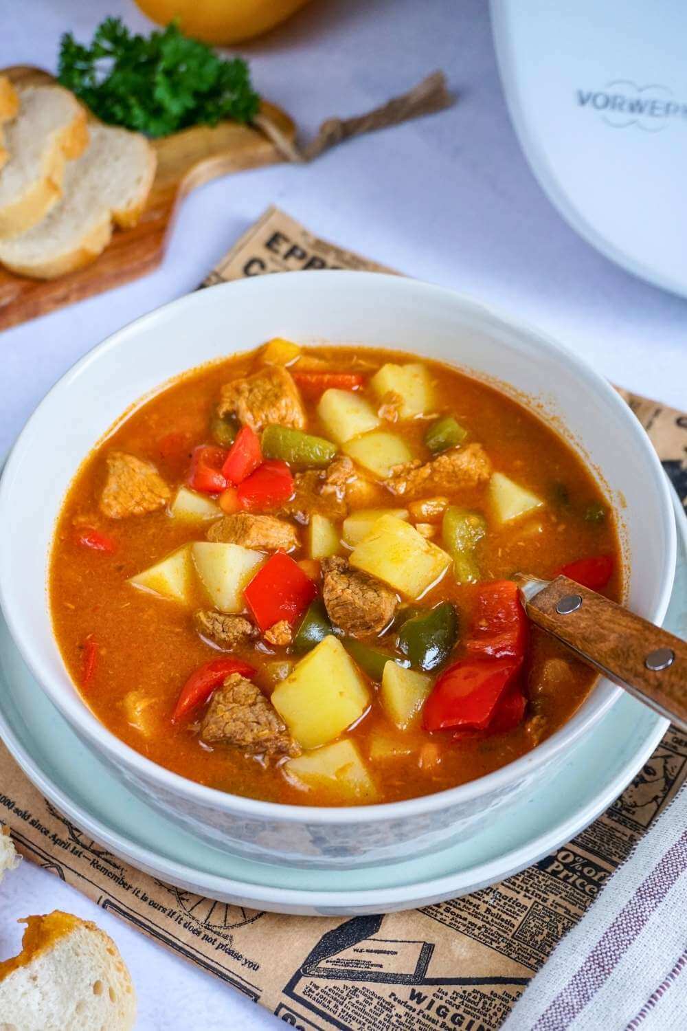 Gulaschsuppe mit Paprika und Kartoffeln