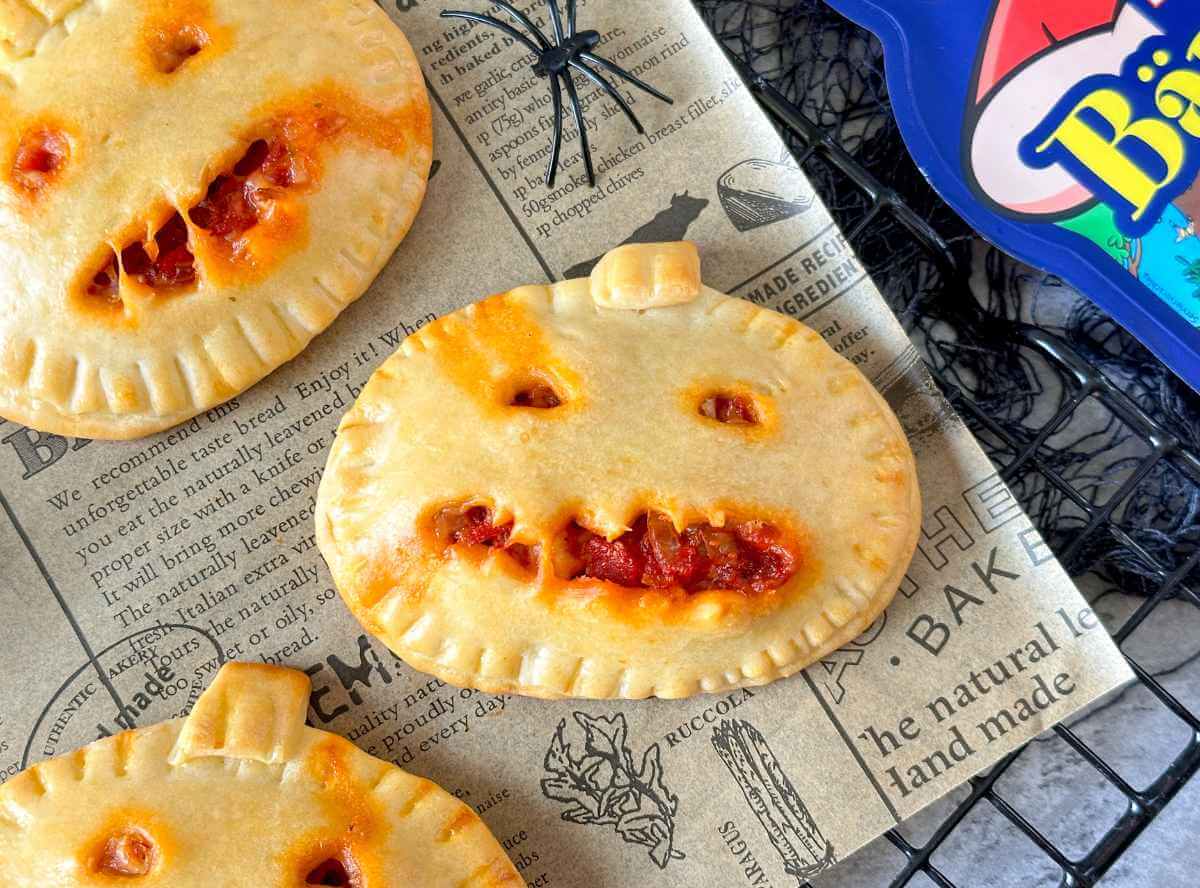 Gefüllte Halloween Pizzataschen als Fingerfood