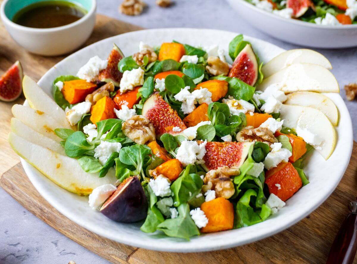 Herbstlicher Salat mit Kürbis und Feta