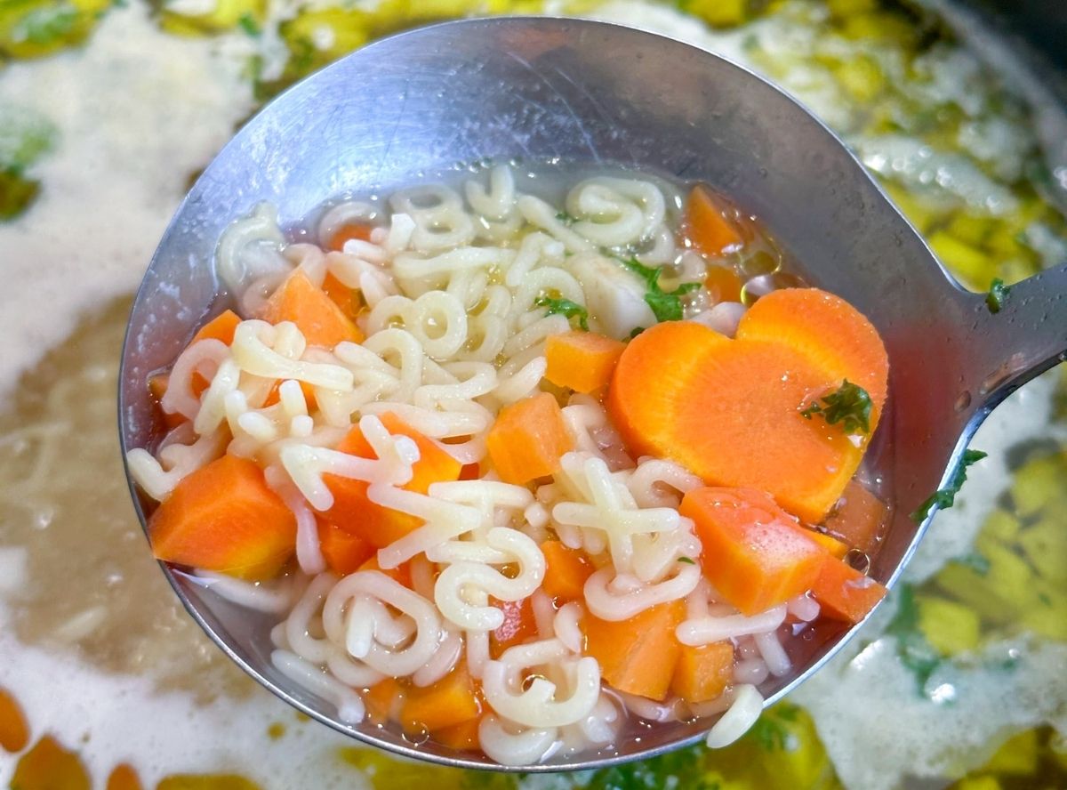 Hühnersuppe mit Buchstabennudeln