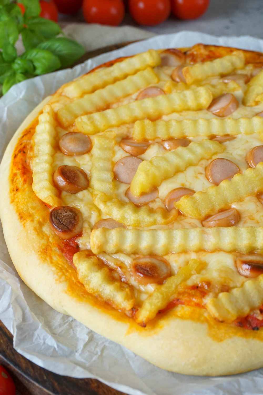 Pizza mit Wurst und Pommes