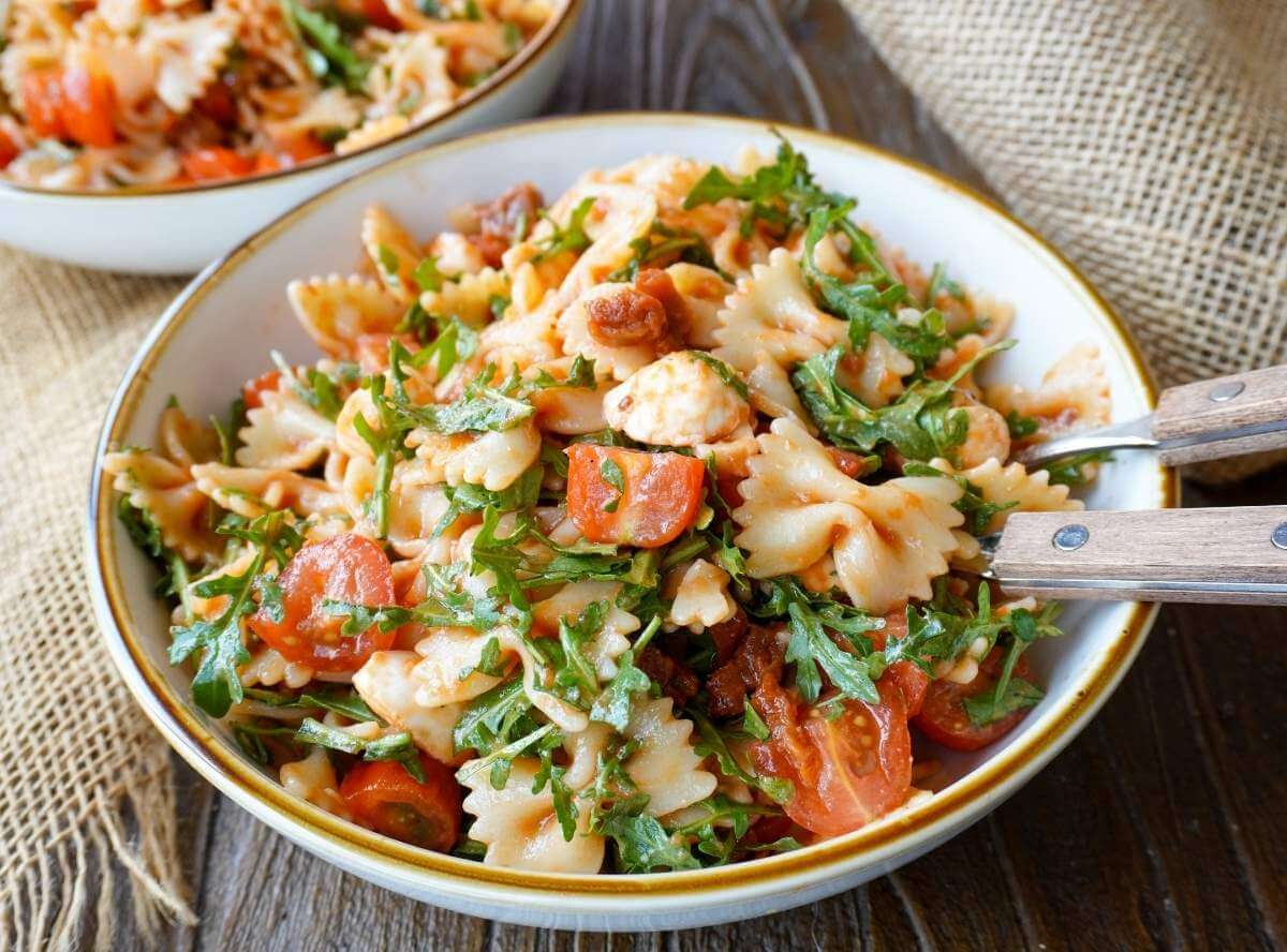 Italienischer Nudelsalat mit Rucola