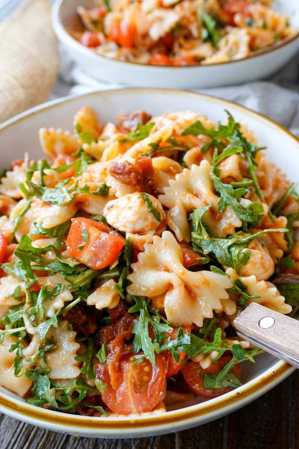 italienischer Nudelsalat mit Rucola und getrockneten Tomaten