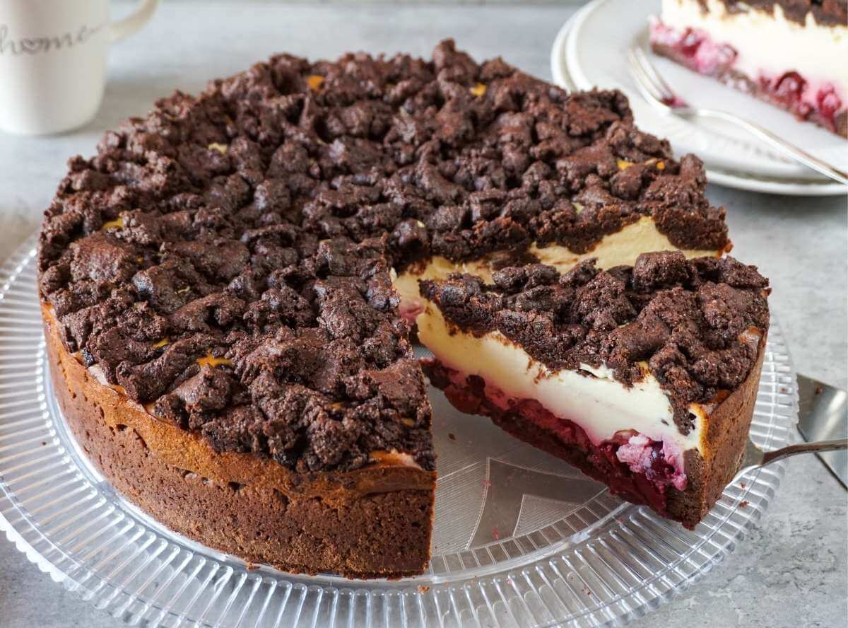 Käsekuchen mit Kirschen und Schoko-Streuseln