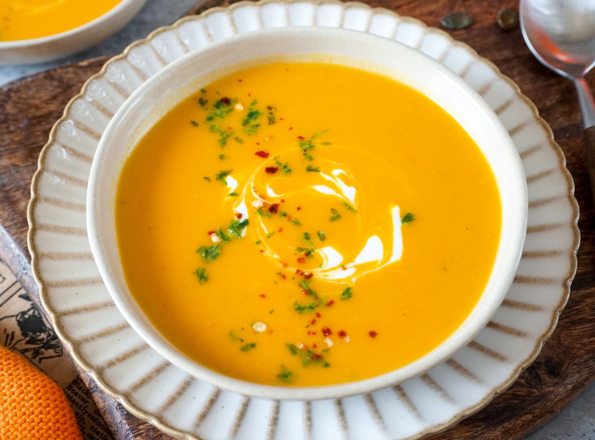 Cremige Kürbissuppe mit Kokosmilch und Ingwer