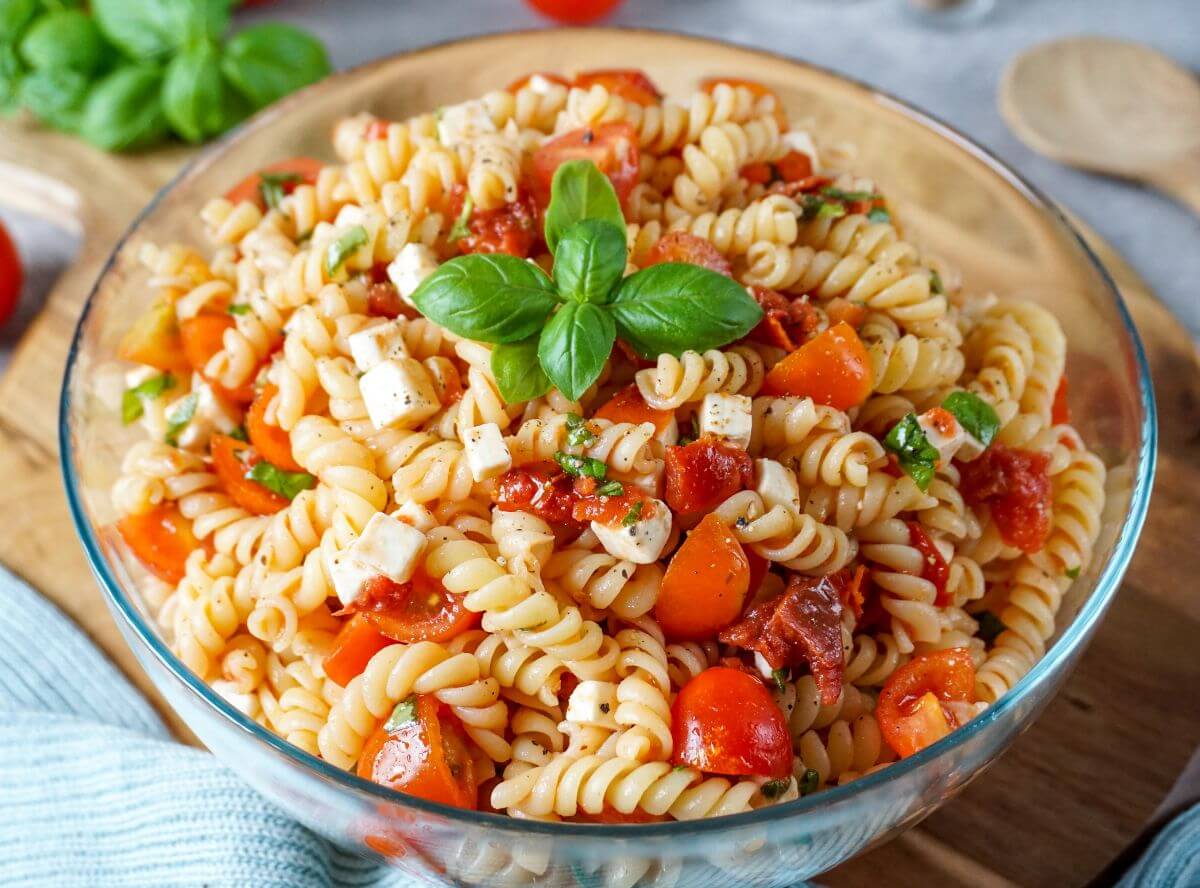 Mediterraner Nudelsalat mit Tomaten