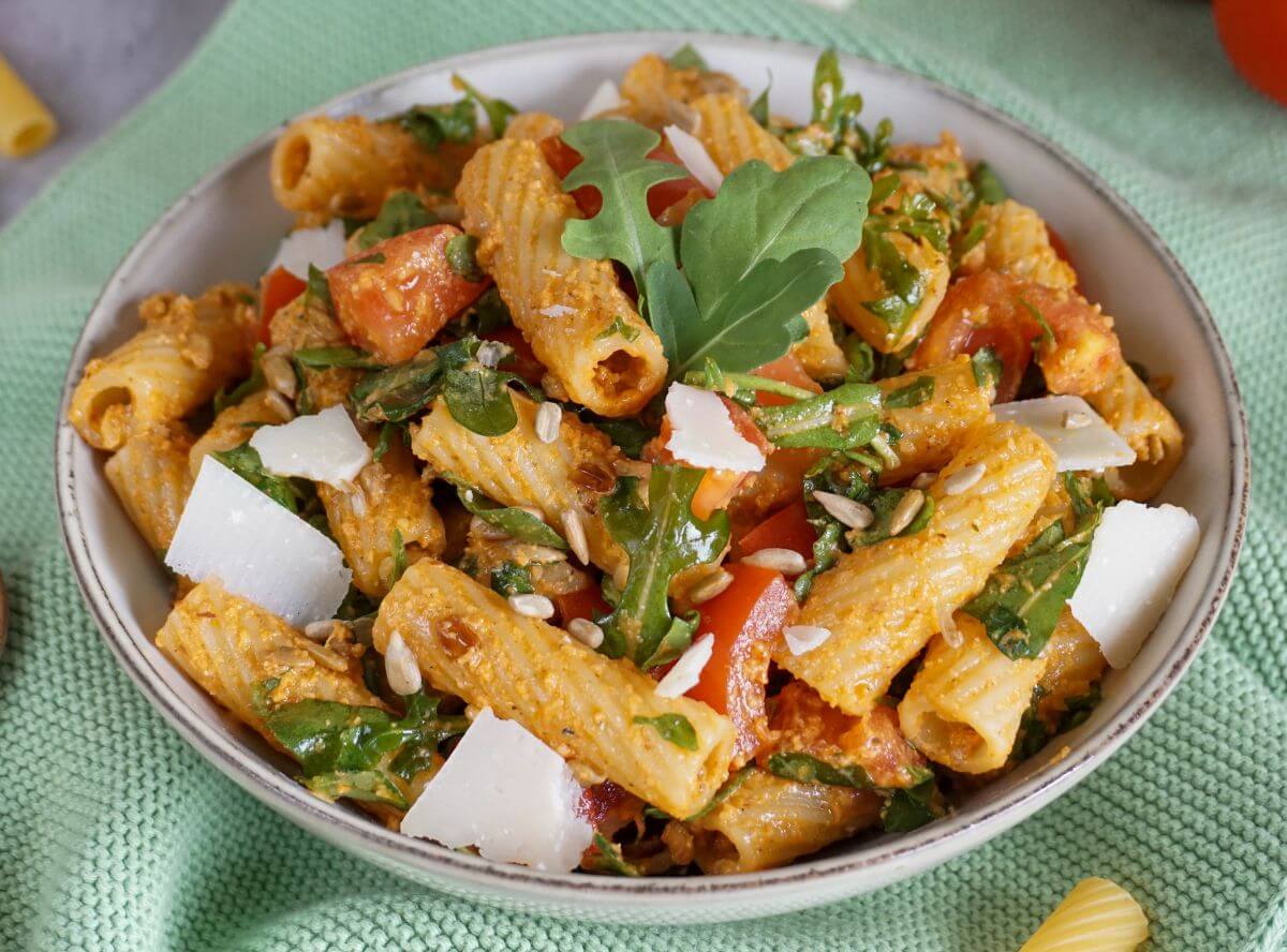 Nudelsalat mit rotem Pesto