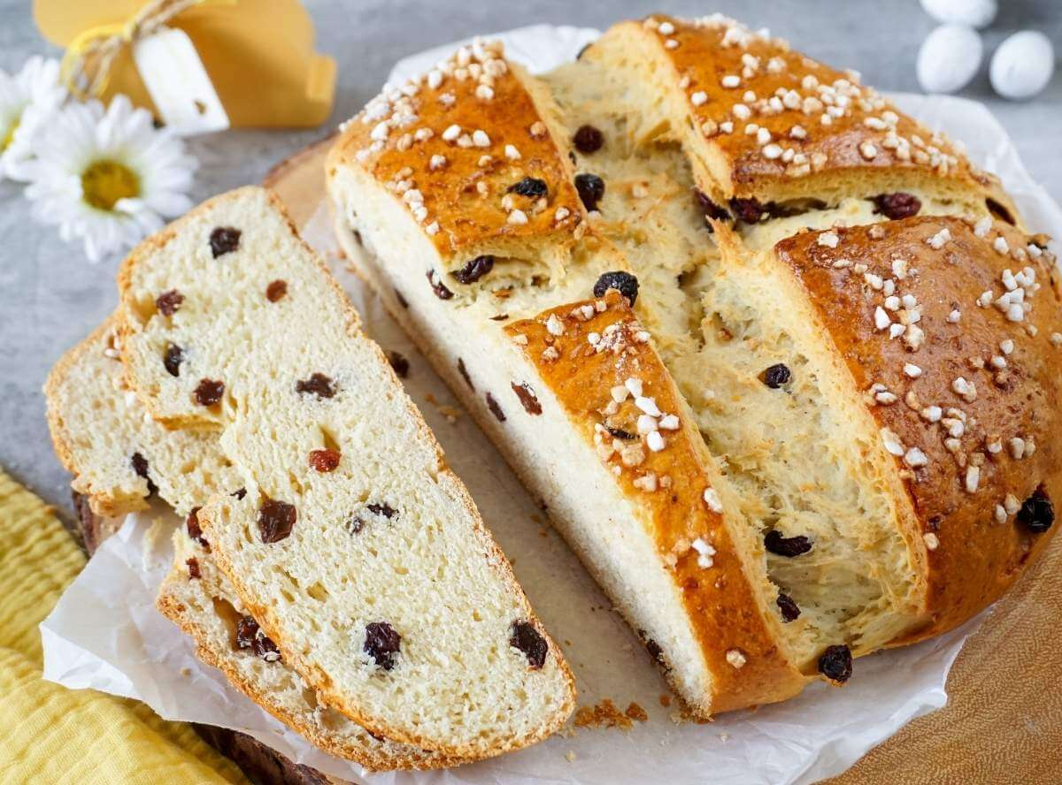 Osterbrot mit Rosinen