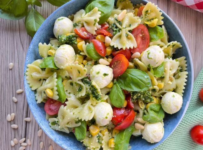 Schneller Nudelsalat mit Pesto