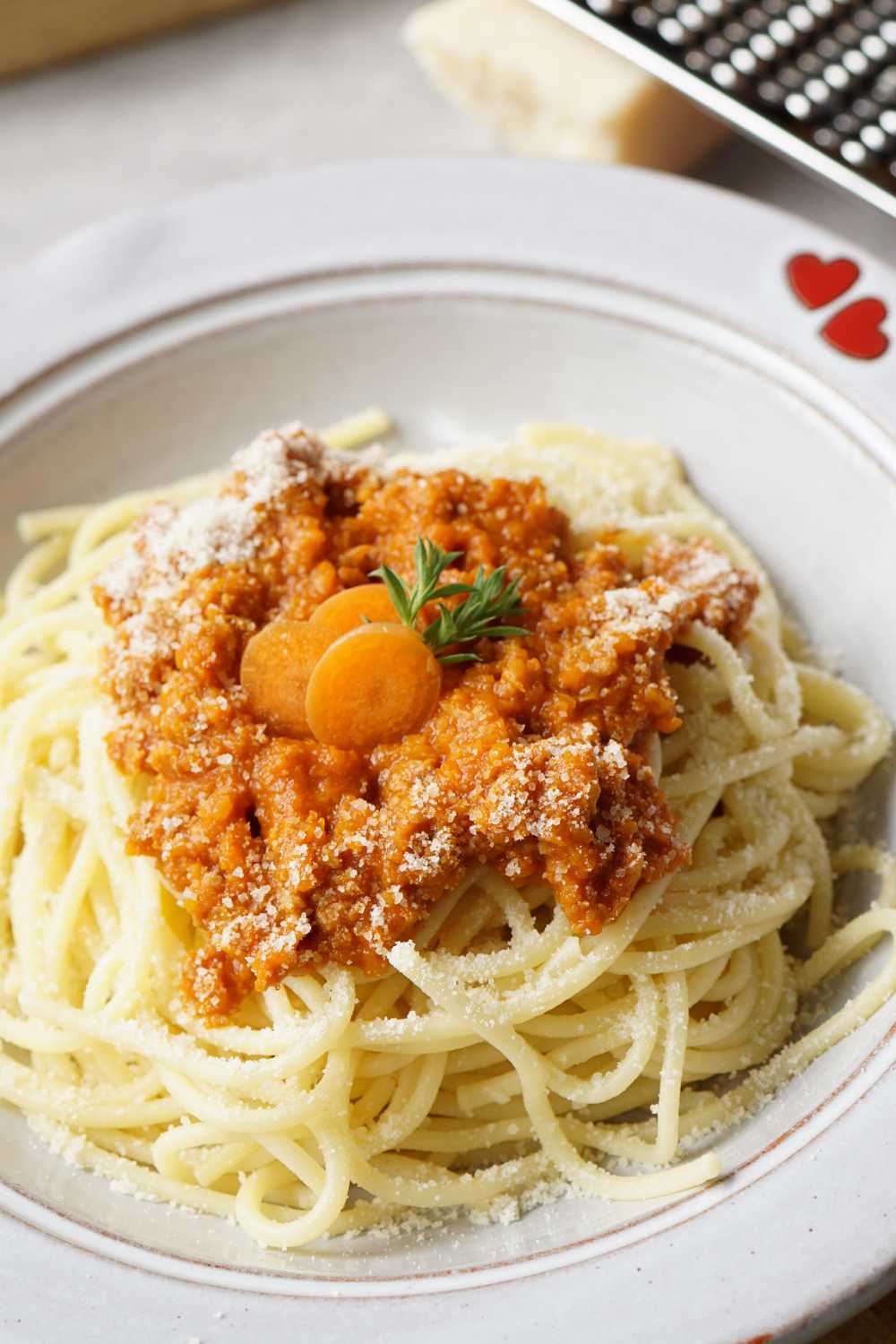 Spaghetti Bolognese auf Teller mit Herz am Rand