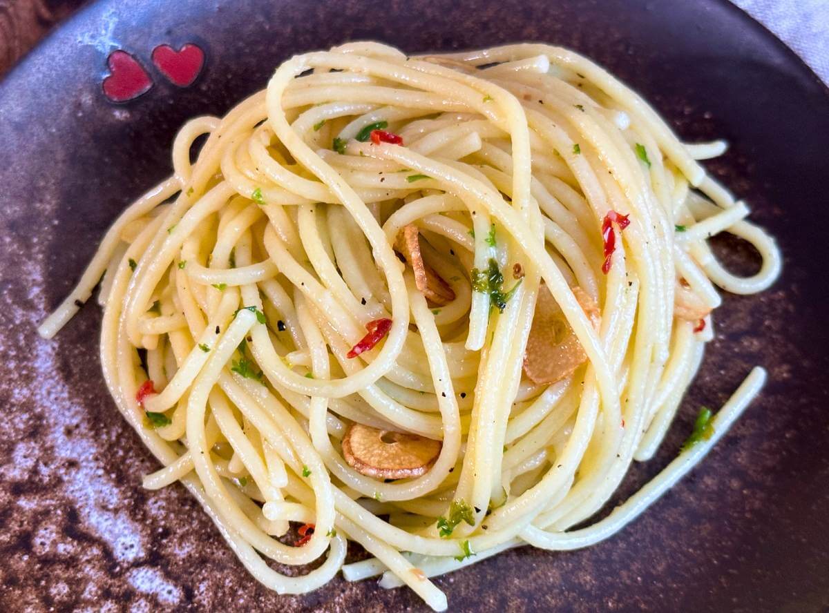 Spaghetti aglio e olio e peperoncino