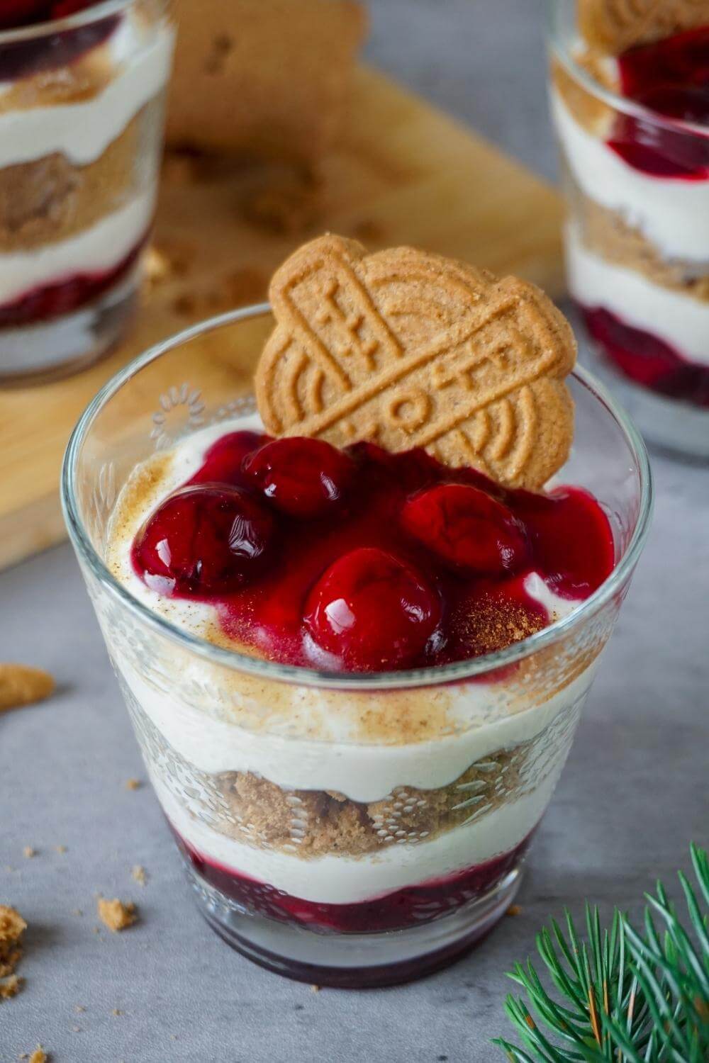 Spekulatius-Tiramisu mit Kirschen im Glas