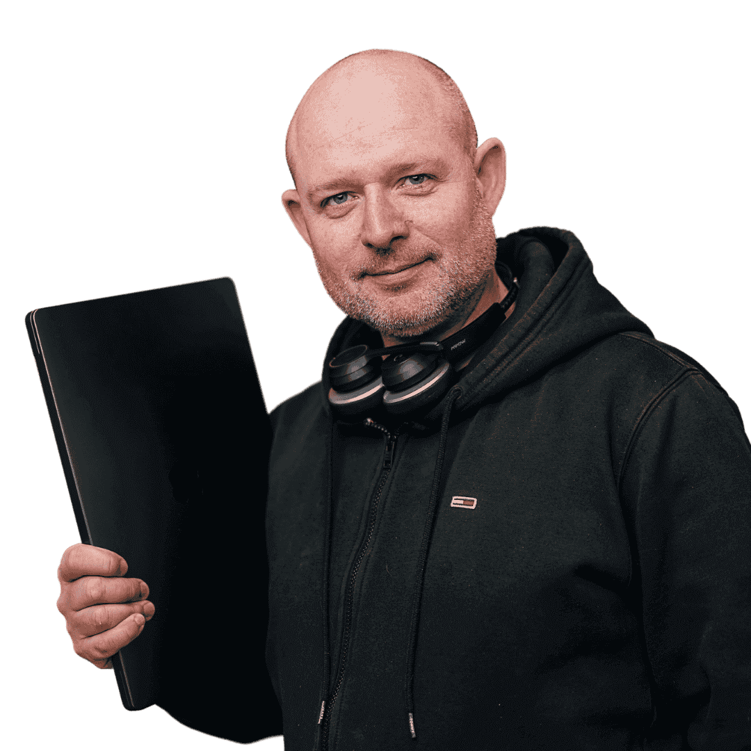 Terence Terence mit Laptop und Kopfhörer
