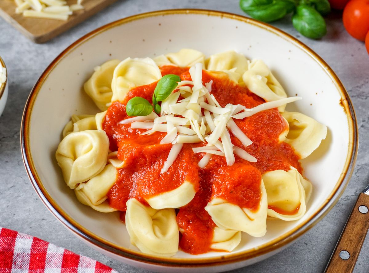 Tortellini mit Tomatensoße