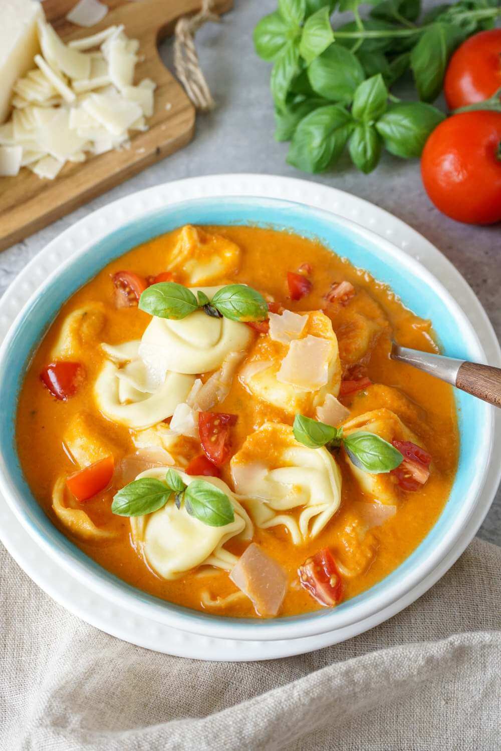 Tortellinisuppe mit Tomaten