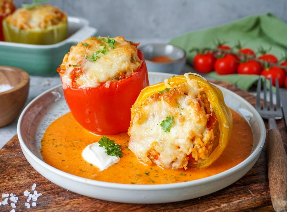 Vegetarisch gefüllte Paprika mit Reis und Feta