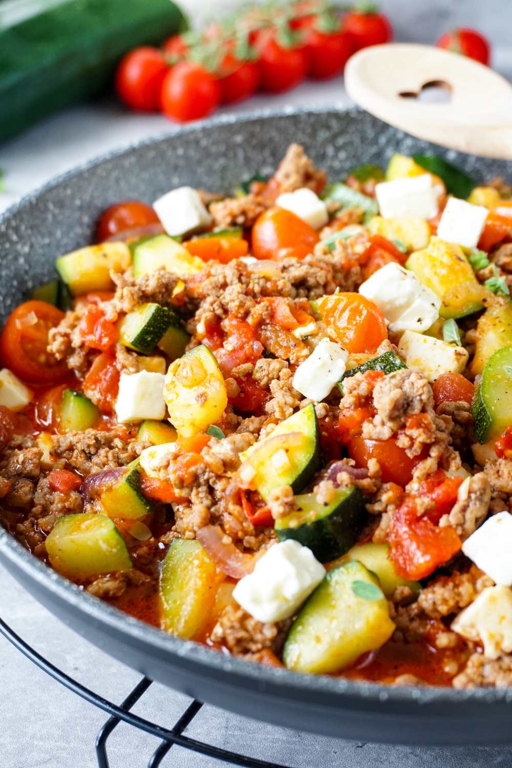 Teller mit Zucchini Hackfleisch Pfanne und Feta